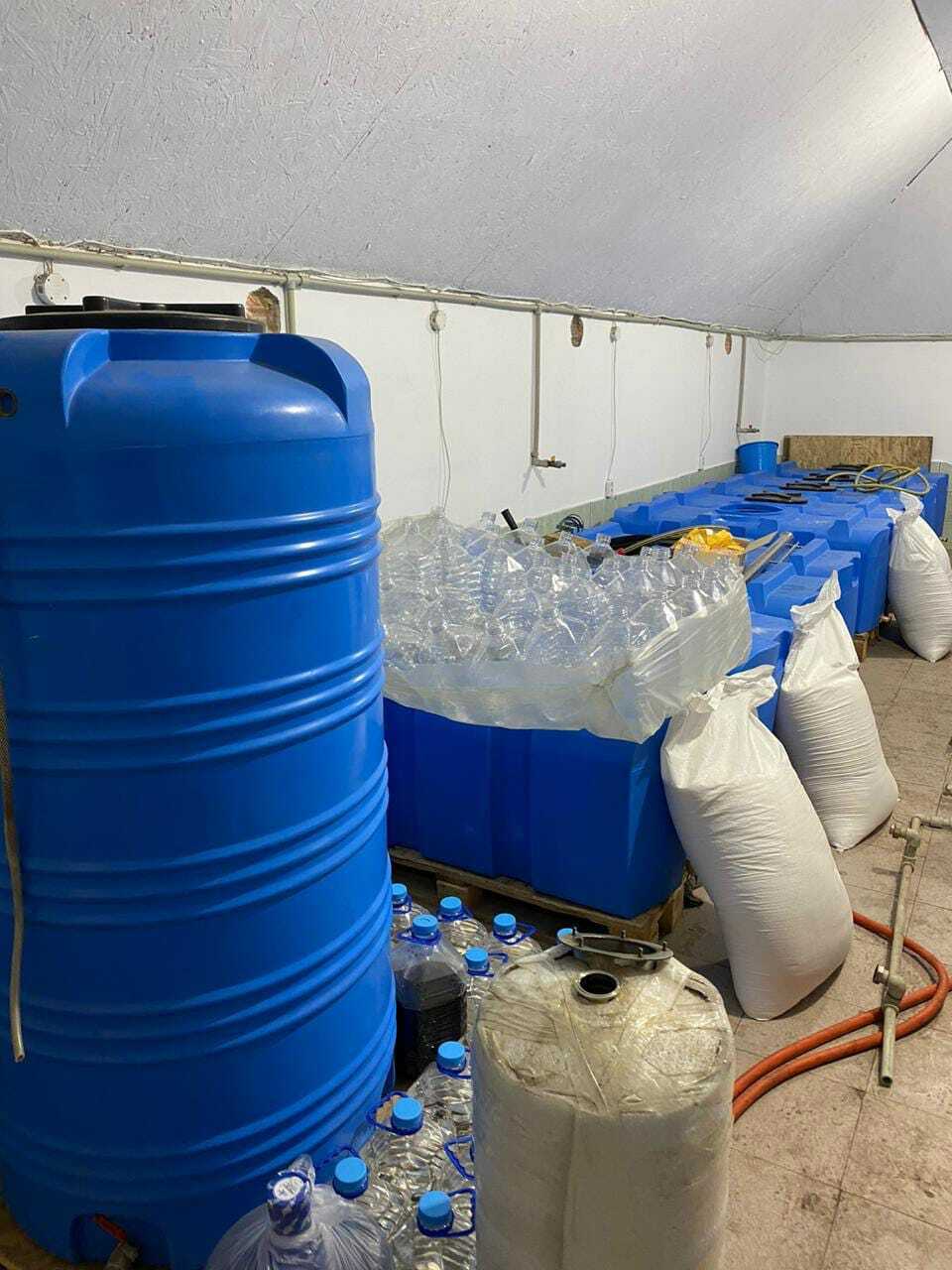 На території приватного домоволодіння на Запоріжжі виявлено підпільний цех з виготовлення спирту (ФОТО)