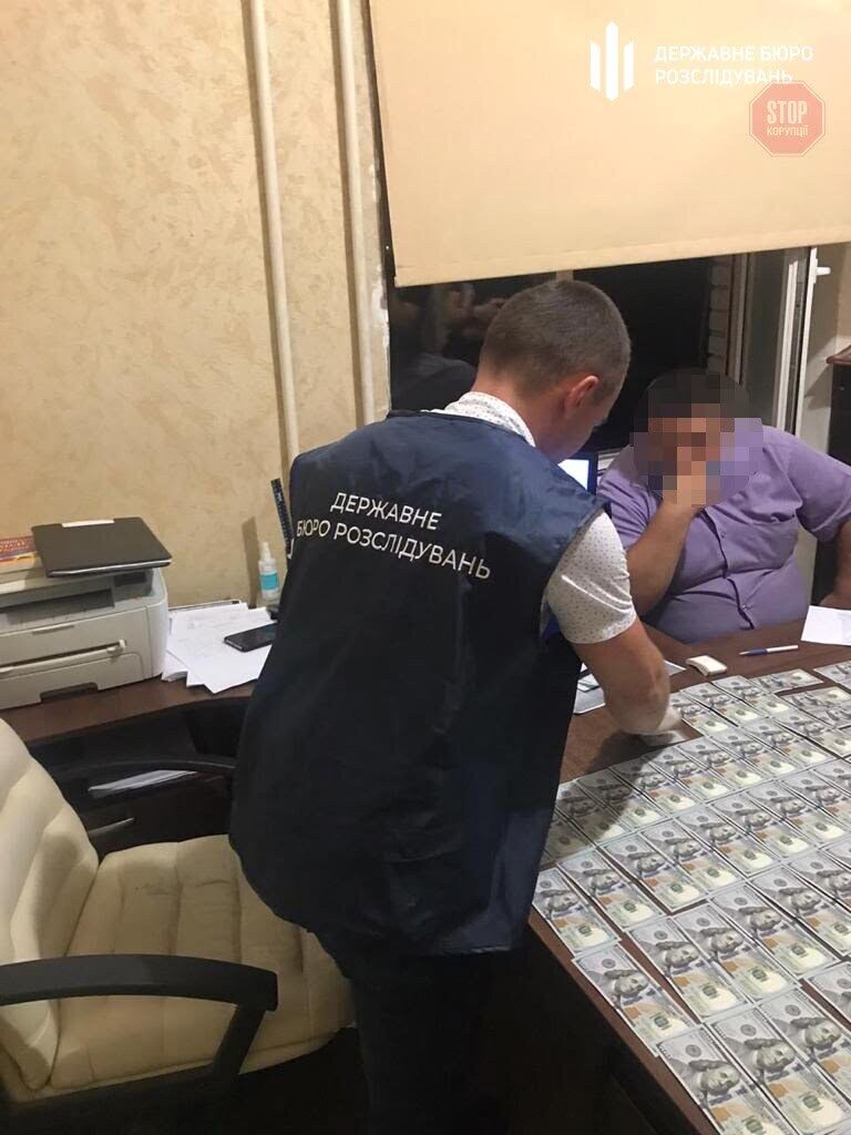 На Київщині поліцейський погорів на доларовому хабарі (фото)