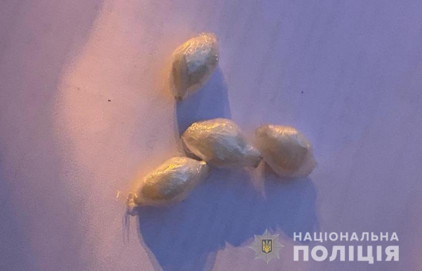 У центрі Одеси правоохоронці вилучили в іноземця наркотичний засіб та зброю