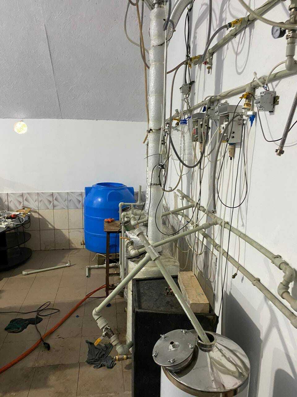 На території приватного домоволодіння на Запоріжжі виявлено підпільний цех з виготовлення спирту (ФОТО)