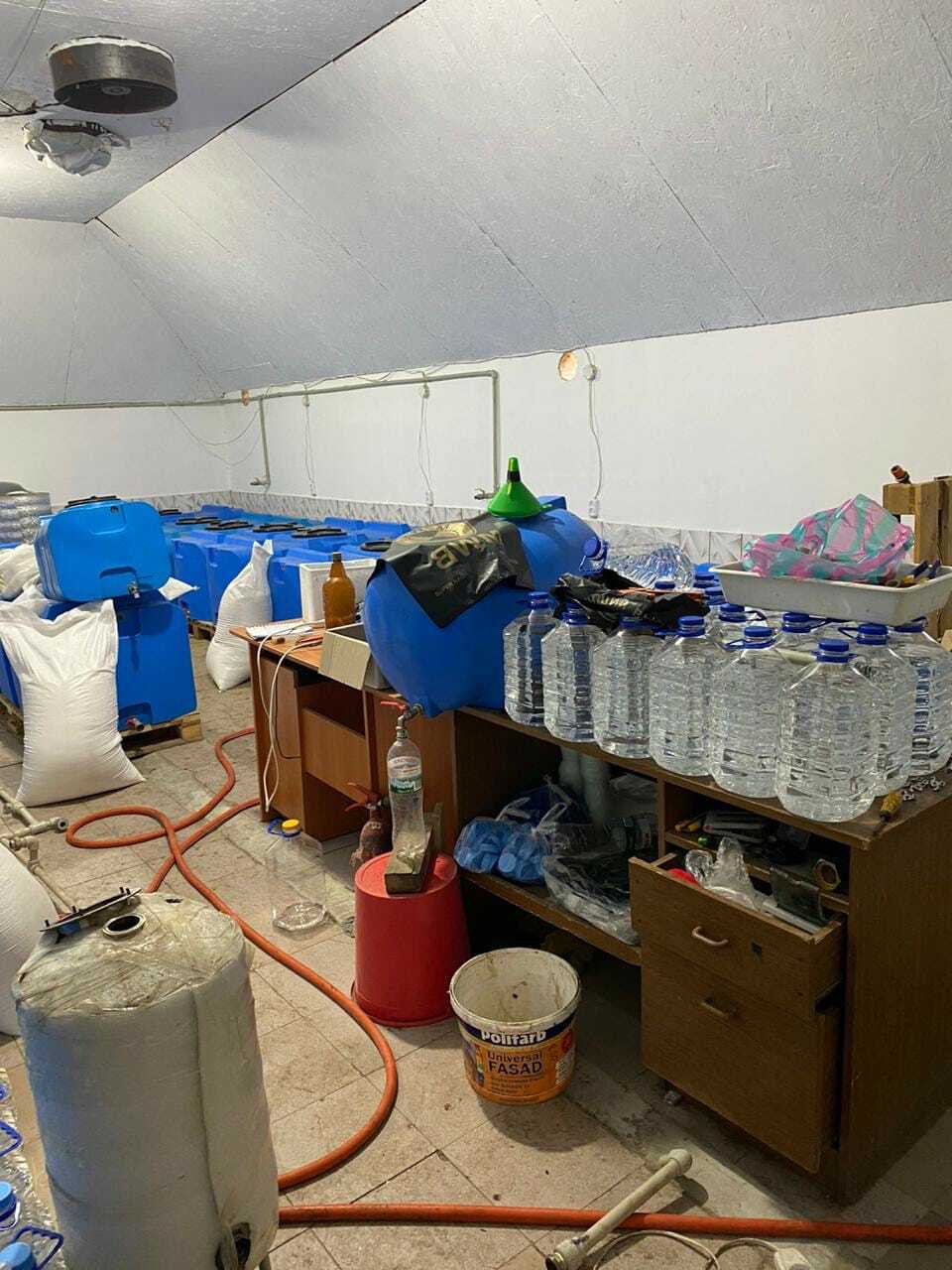 На території приватного домоволодіння на Запоріжжі виявлено підпільний цех з виготовлення спирту (ФОТО)