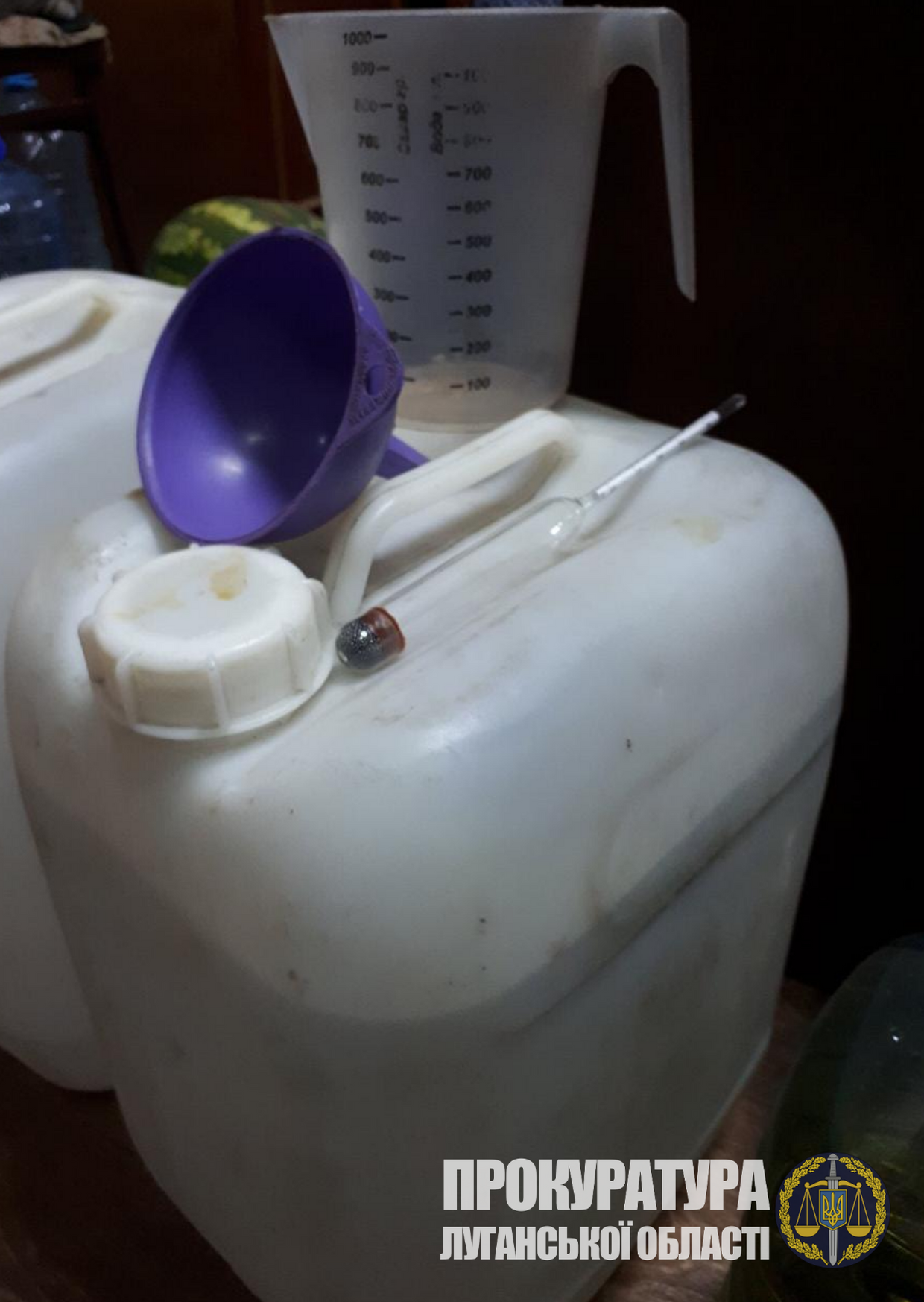 На Луганщині викрили підпільне виробництво та точки продажу фальсифікату – вилучено 1300 літрів сурогатного алкоголю (ФОТО)