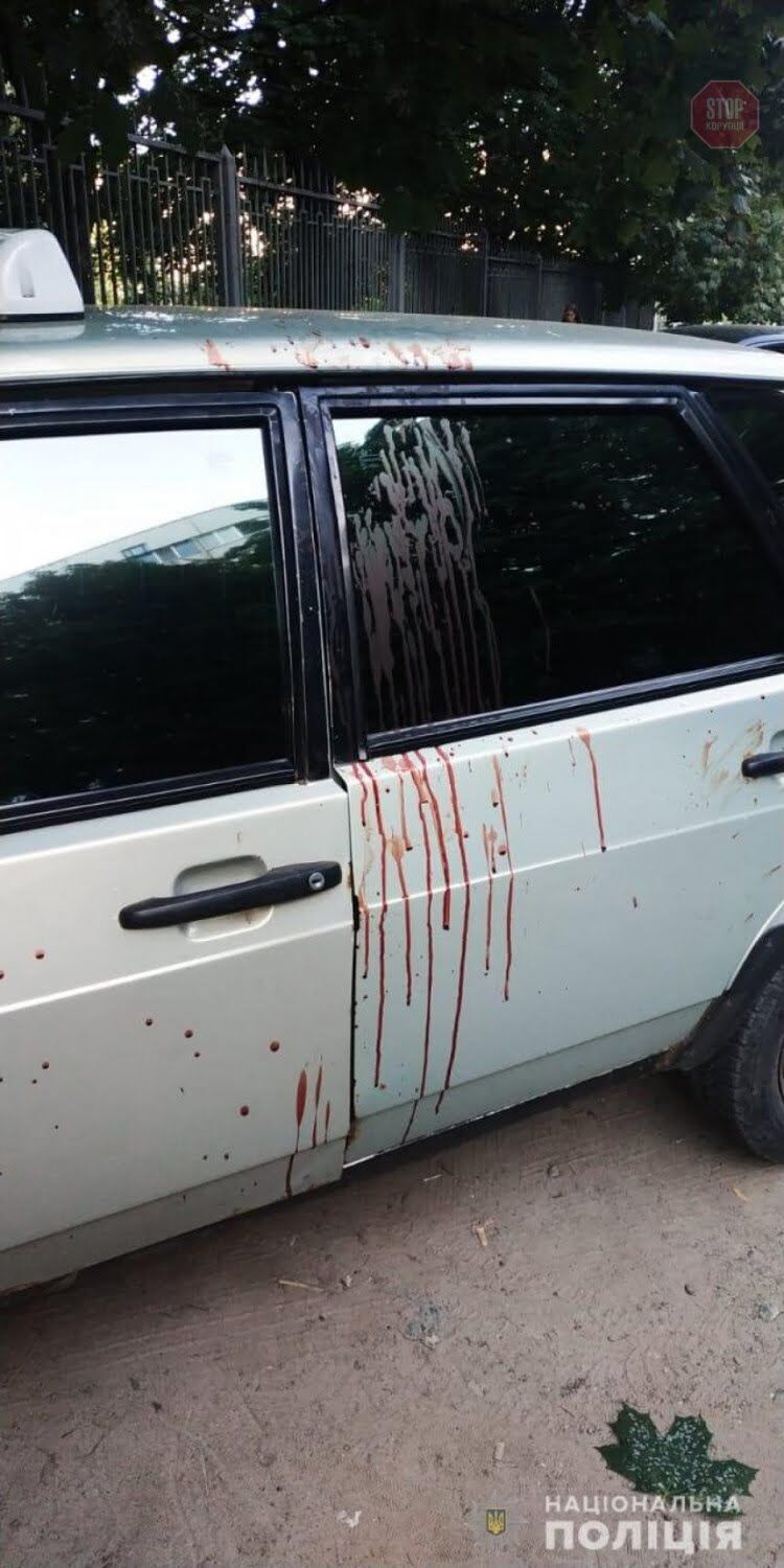 У Харкові водія таксі вдарили ножем (фото 18+)