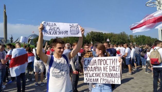 Недільні протести в Білорусі тривають, є затримані (фото, відео)