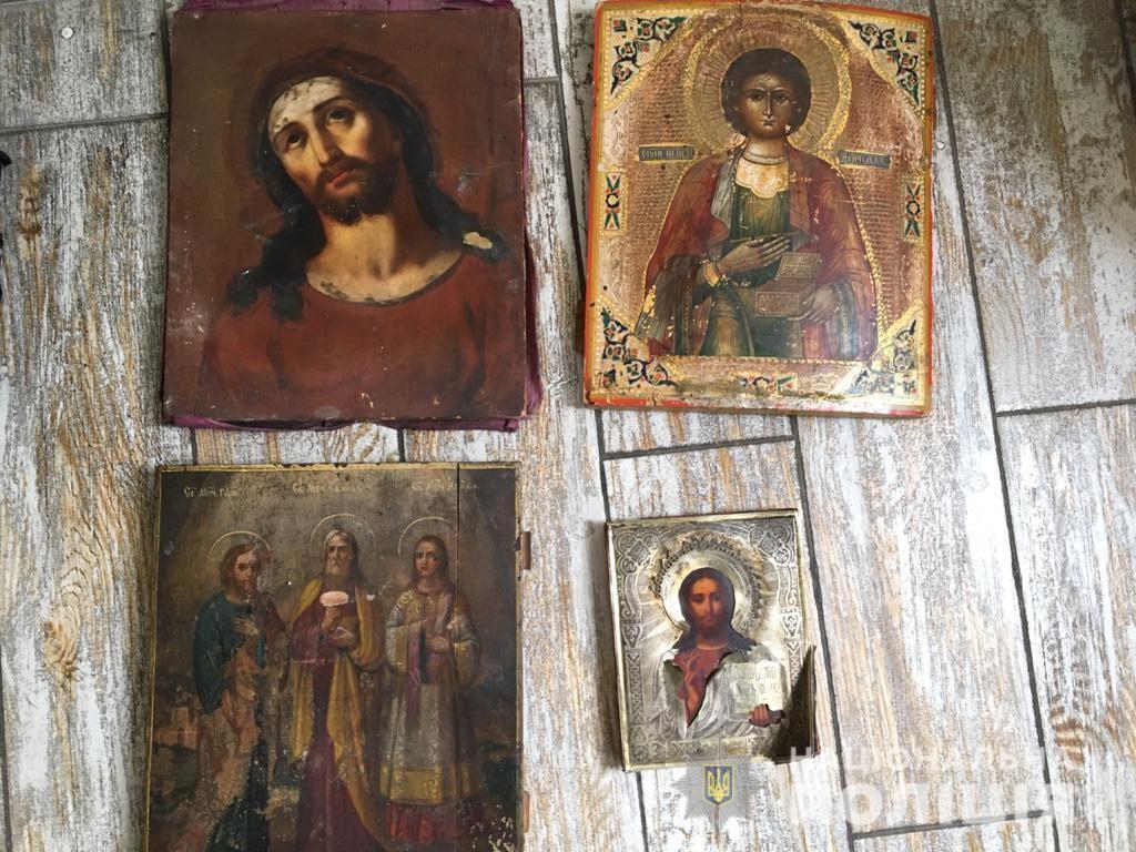 Зв’язали мотузкою та заволоділи цінним майном. За вчинення розбійного нападу в помешканні одесита правоохоронці затримали двох приїжджих молодиків