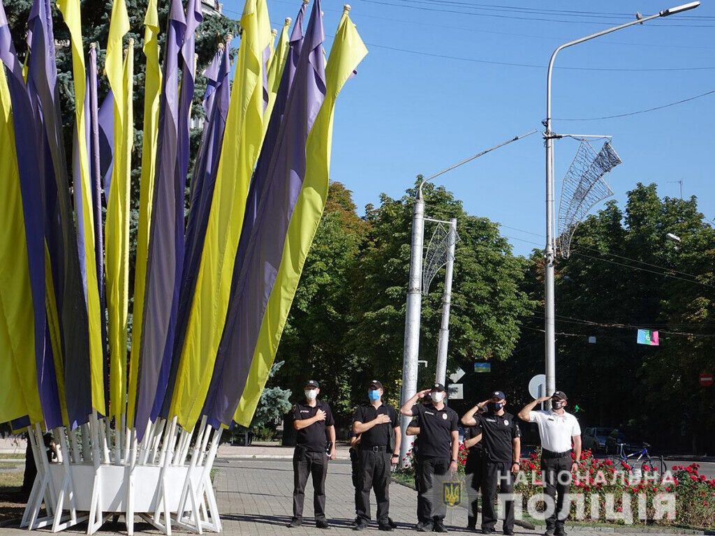 Поліцейські Донеччини урочисто підняли Державний прапор України
