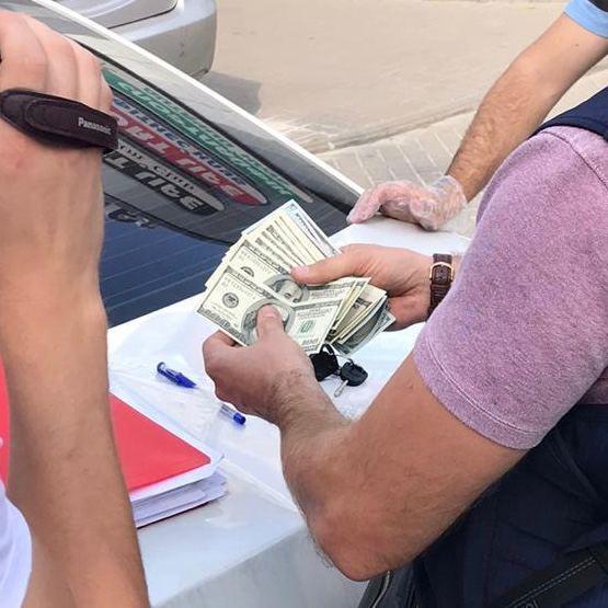 3,5 тис доларів США хабара за бездозвільне будівництво -  викрито заступника начальника райуправління ЖКГ у Києві (ФОТО)