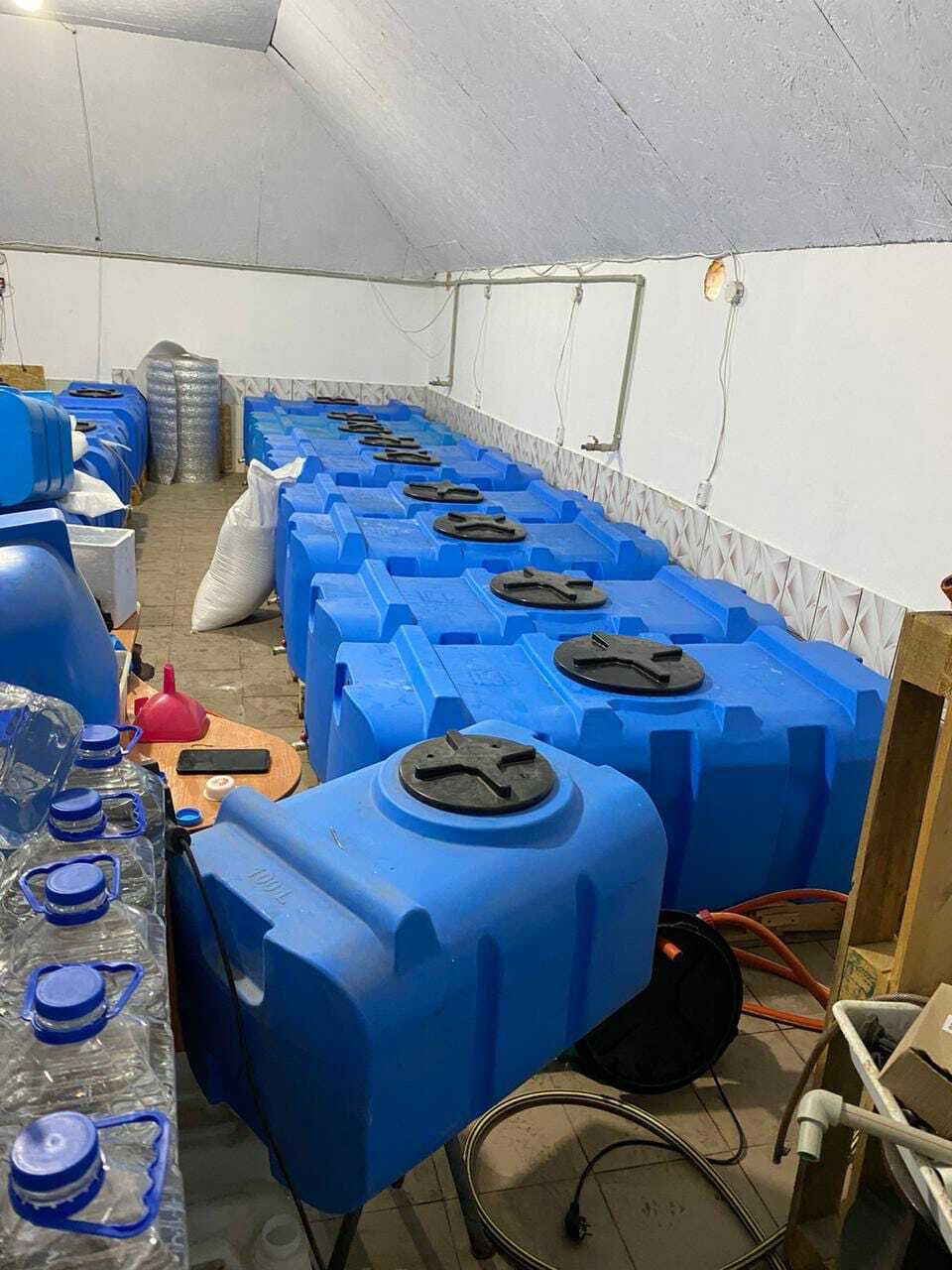 На території приватного домоволодіння на Запоріжжі виявлено підпільний цех з виготовлення спирту (ФОТО)