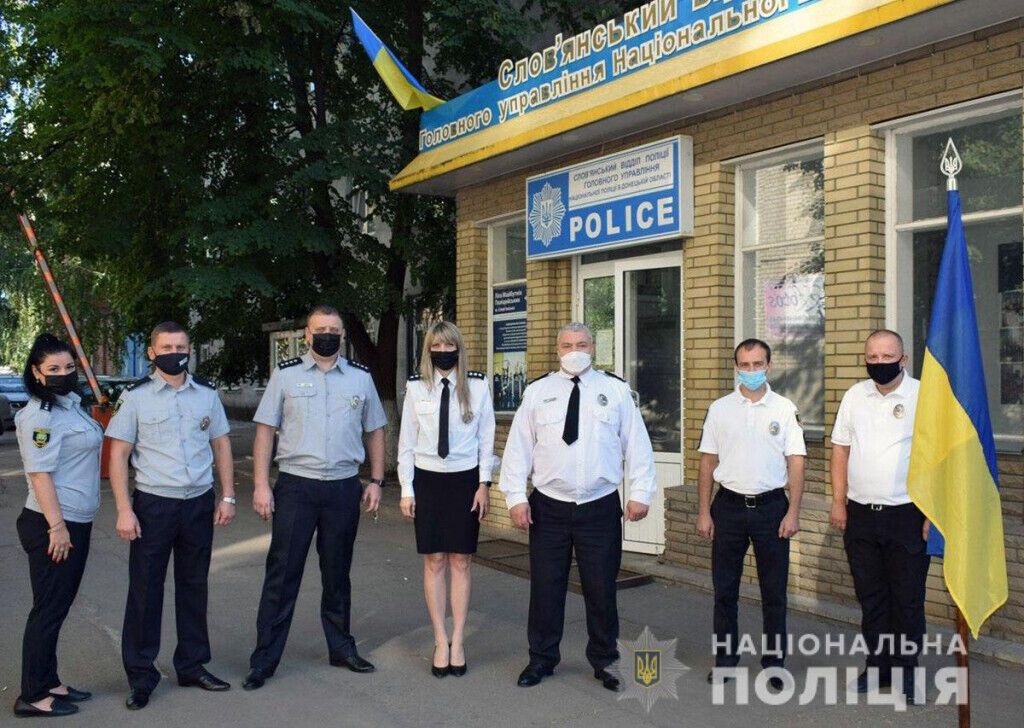 Поліцейські Донеччини урочисто підняли Державний прапор України