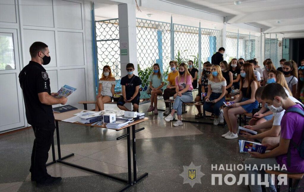 Проєкт «Рівність. Безпека. Право» в дії: поліцейські Донеччини провели семінари зі школярами в Маріуполі та Гранітному