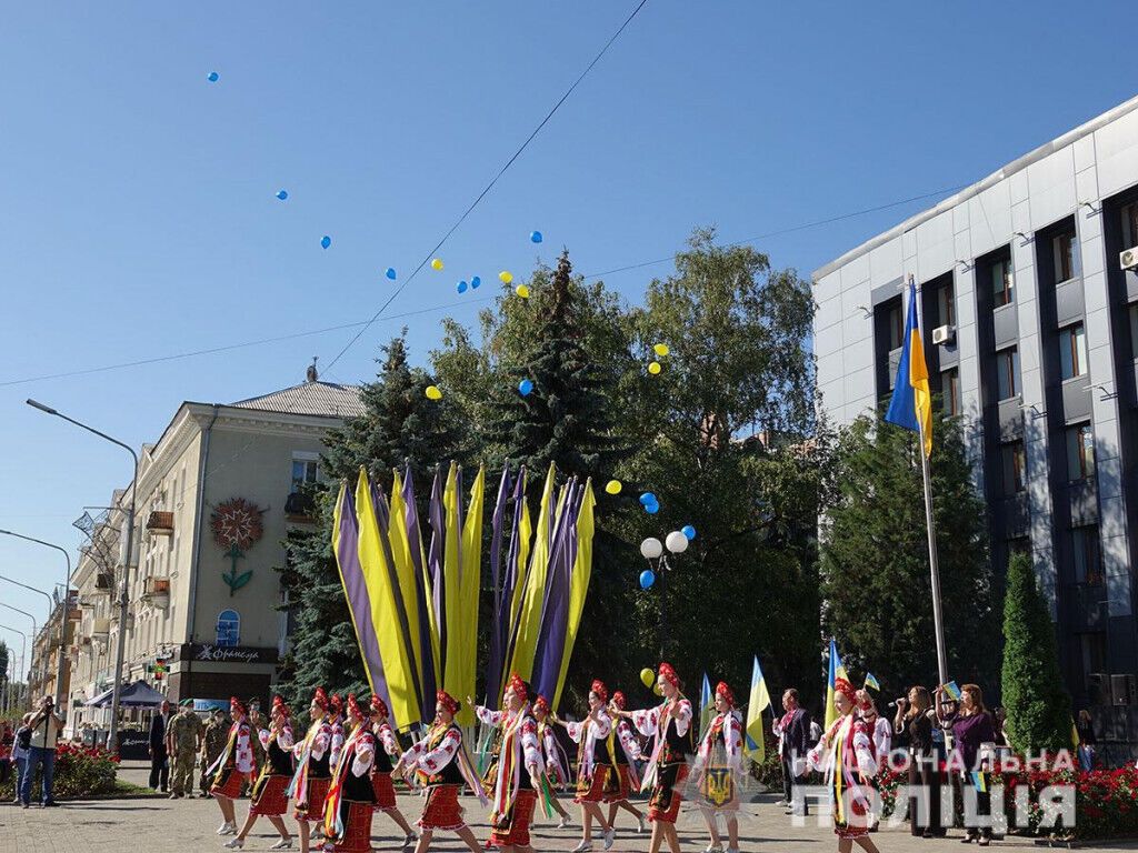 Поліцейські Донеччини урочисто підняли Державний прапор України