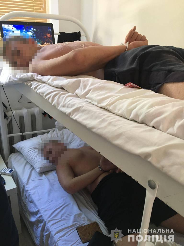 Зв’язали мотузкою та заволоділи цінним майном. За вчинення розбійного нападу в помешканні одесита правоохоронці затримали двох приїжджих молодиків