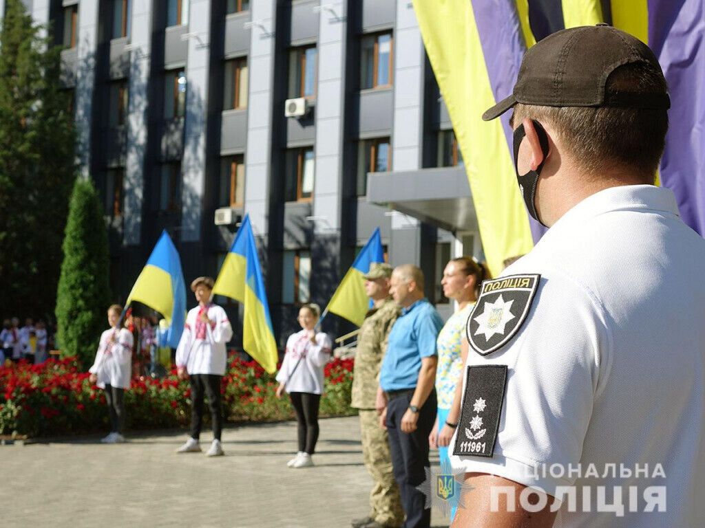 Поліцейські Донеччини урочисто підняли Державний прапор України