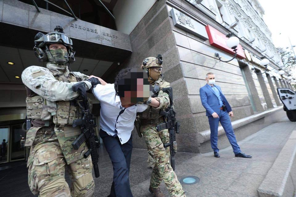 Чоловіка, який погрожував підірвати банк у центрі Києва, взято під варту