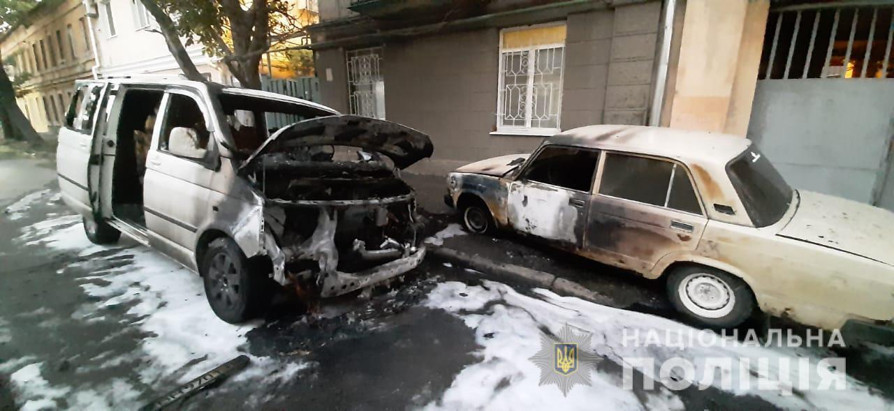 Поліцейські встановлюють обставини займання трьох автомобілів жителів Одеси