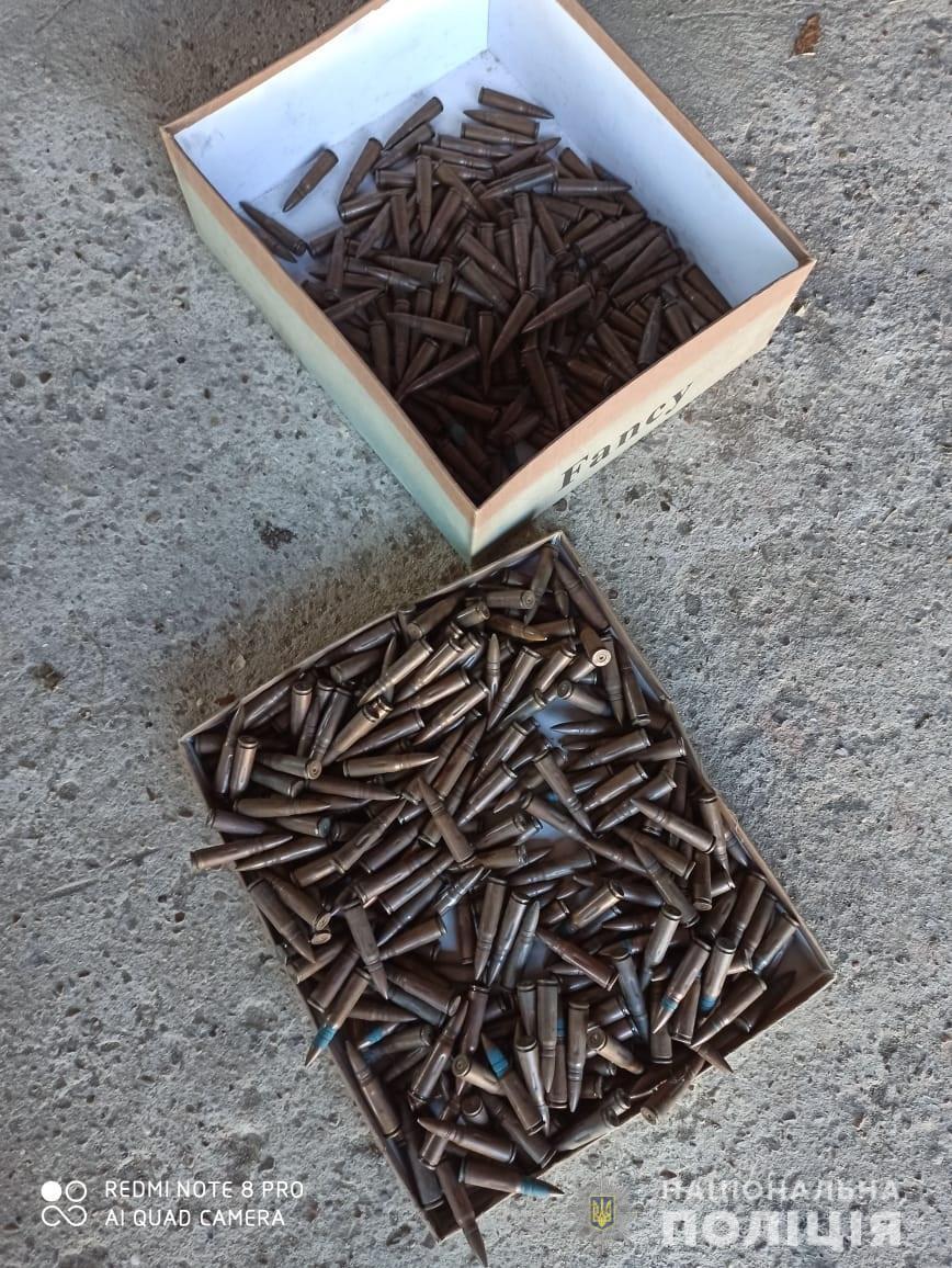 У жителя Біляївки поліцейські вилучили 9 одиниць зброї, 4 вибухових пристрої та близько 1000 набоїв