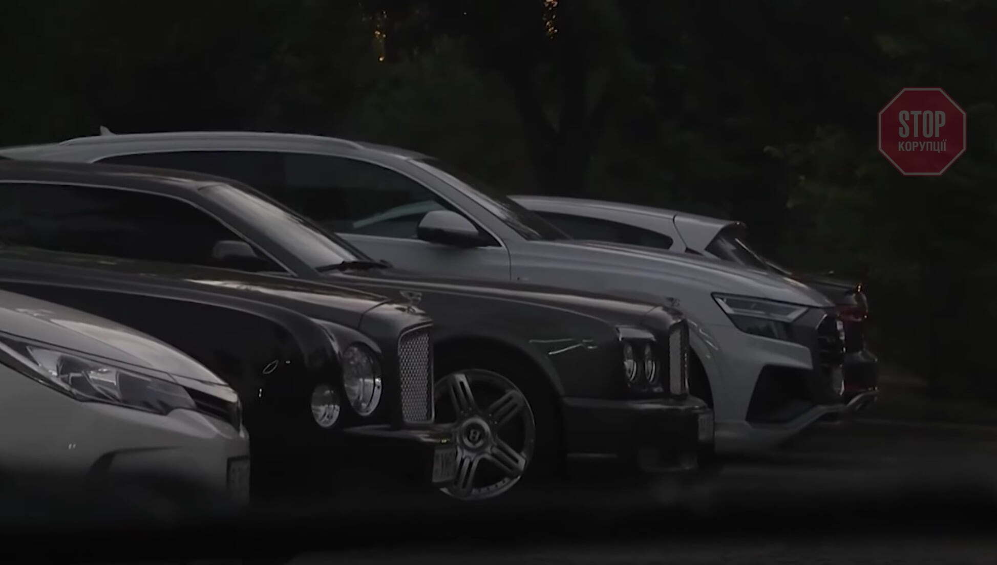 До ресторану Коболєв у прибув на кортежі з елітних автівок Фото: СтопКор