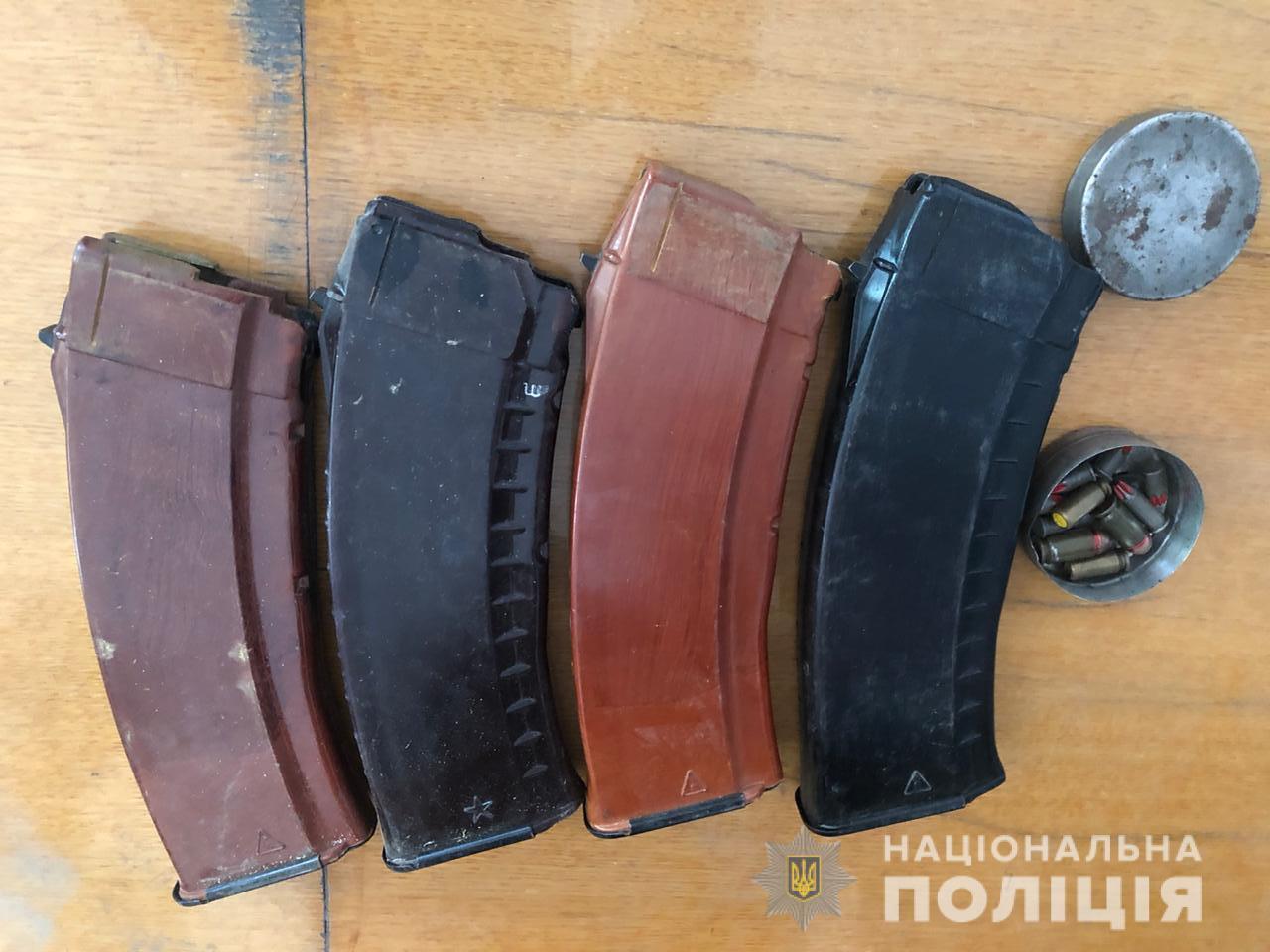 Одеські поліцейські вилучили у місцевого жителя зброю та боєприпаси
