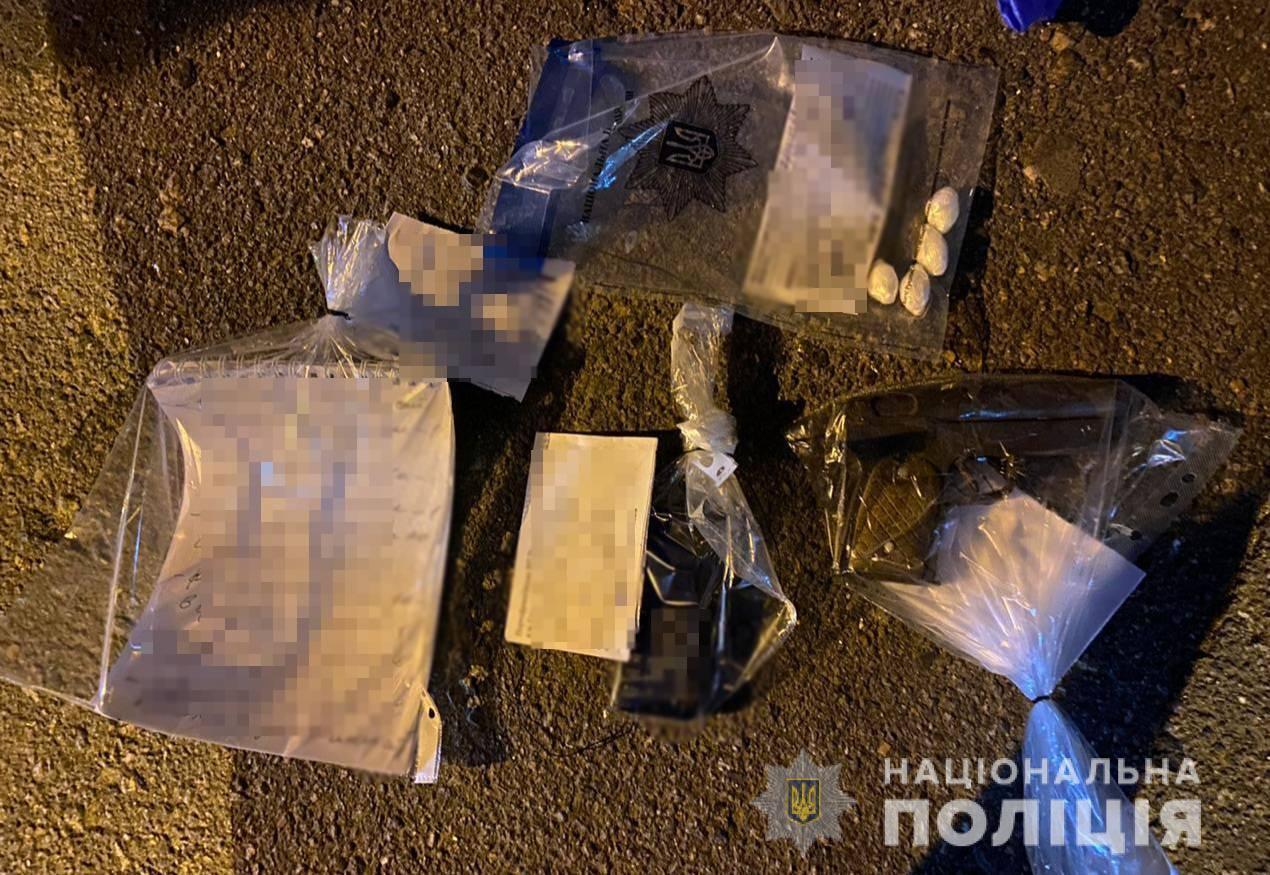 У центрі Одеси правоохоронці вилучили в іноземця наркотичний засіб та зброю