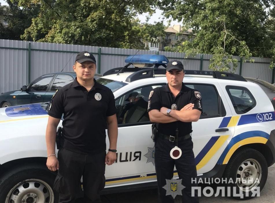 Поліцейські Вугледара допомогли подружжю витягти автомобіль із кювету