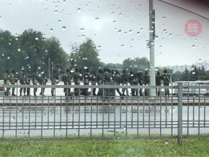 У столиці Білорусі стягнули спецтехніку й автозаки (фото, відео)