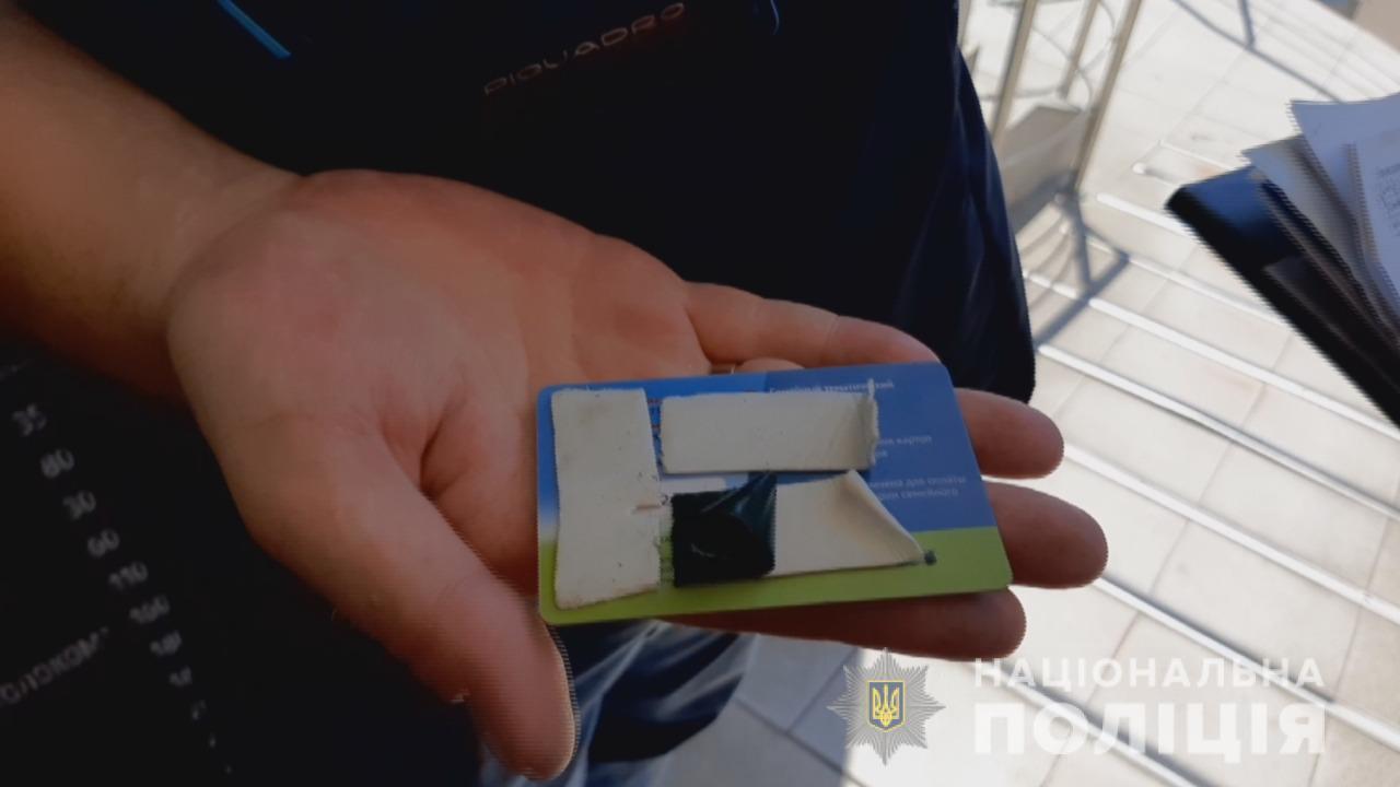 В Одесі правоохоронці затримали двох приїжджих, які з банкоматів викрадали чужі гроші