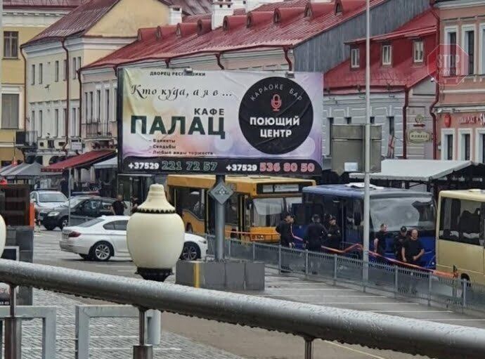 У столиці Білорусі стягнули спецтехніку й автозаки (фото, відео)