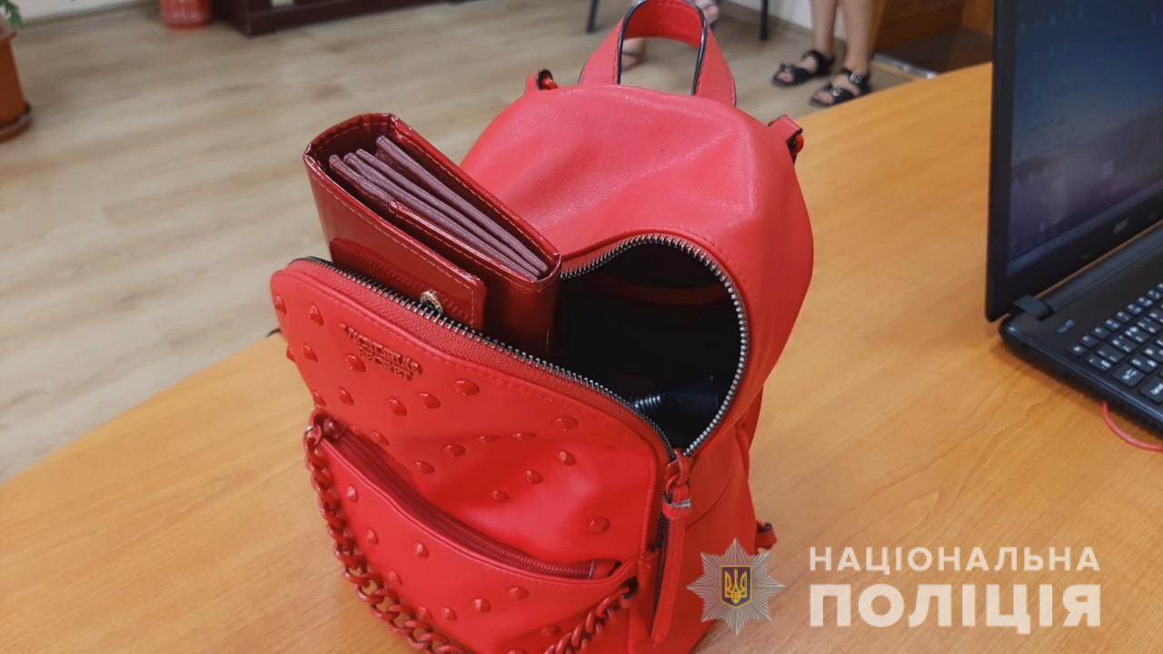 Одеські правоохоронці затримали жінку, яка на морвокзалі обікрала гостю зі столиці