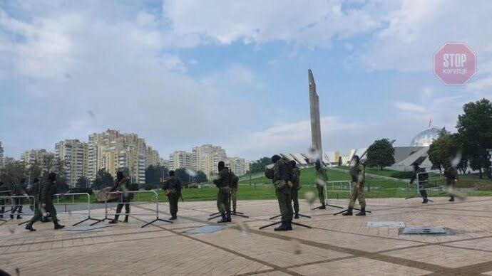 У столиці Білорусі стягнули спецтехніку й автозаки (фото, відео)