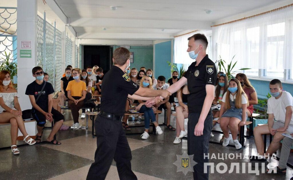 Проєкт «Рівність. Безпека. Право» в дії: поліцейські Донеччини провели семінари зі школярами в Маріуполі та Гранітному