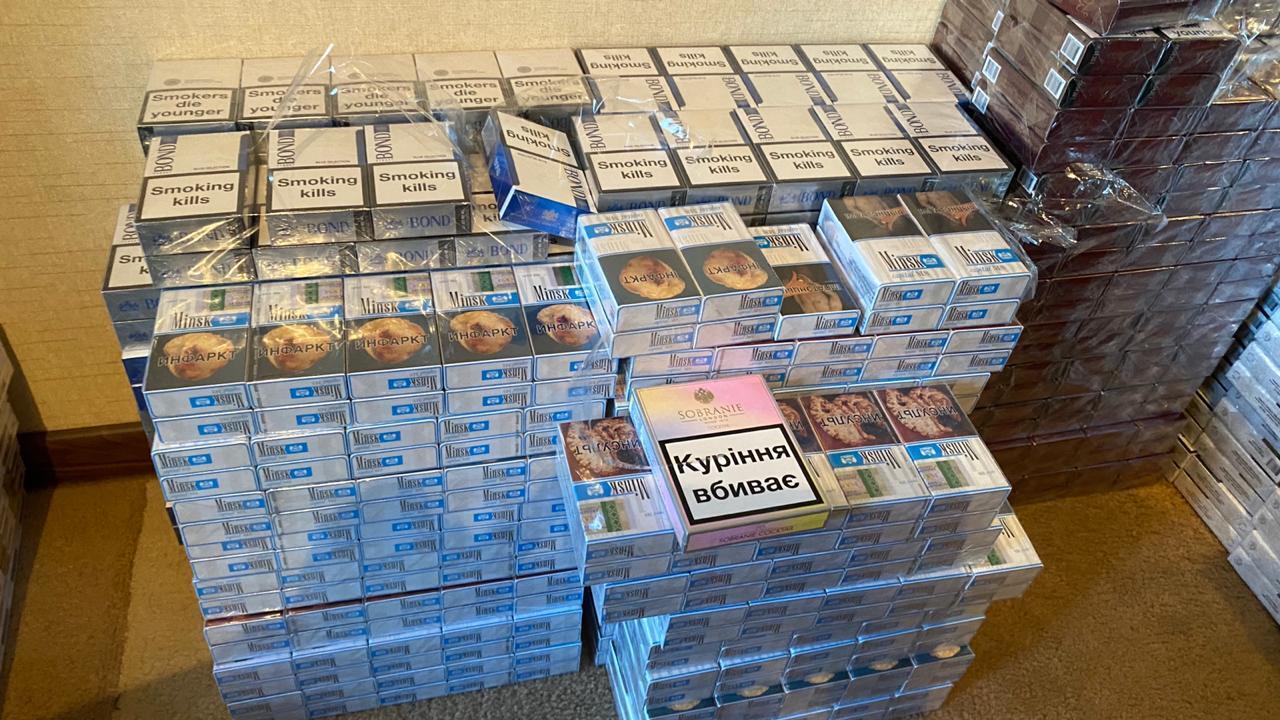 Під час обшуків правоохоронцями Житомирщини вилучено понад тонну незаконно виготовленої тютюнової сировини та цигарок (ФОТО)