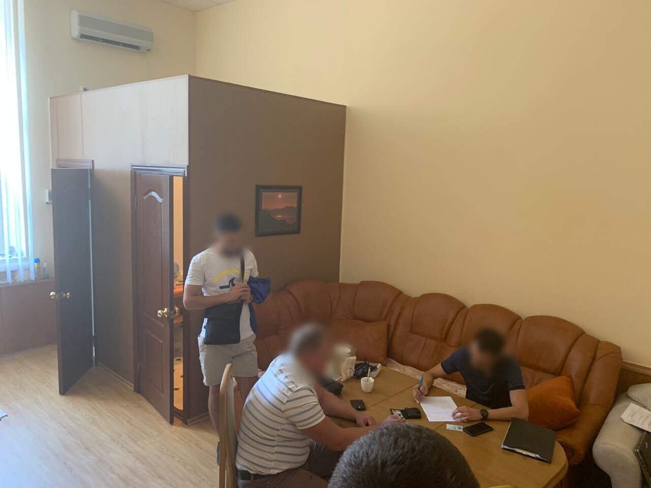 150 тис грн хабара за повернення майна – у Дніпрі викрито ректора університету та його помічника (ФОТО)