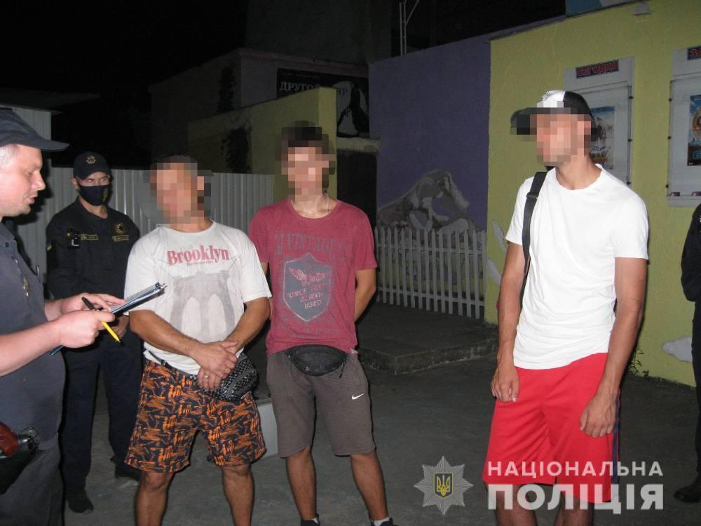 Холодну зброю та наркотики вилучили правоохоронці в трьох молодиків у Затоці