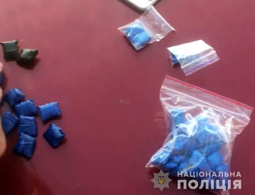 В Маріуполі бійці роти поліції особливого призначення встановили закладника наркотиків (ВІДЕО)