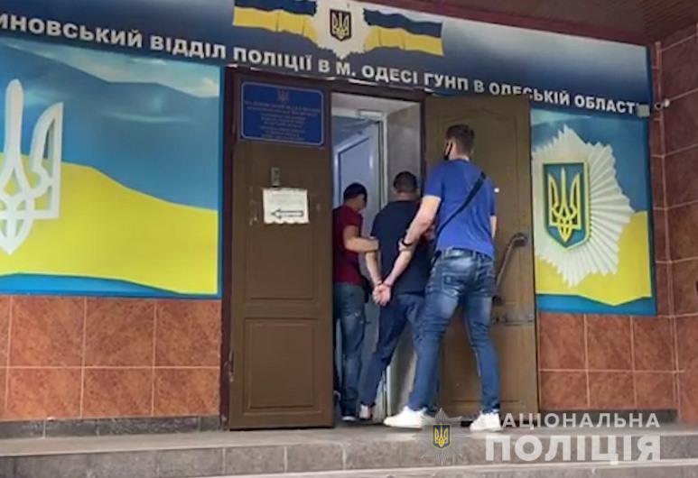 Співробітники Малиновського відділу поліції затримали громадянина сусідньої країни за підозрою у скоєнні двох квартирних крадіжок