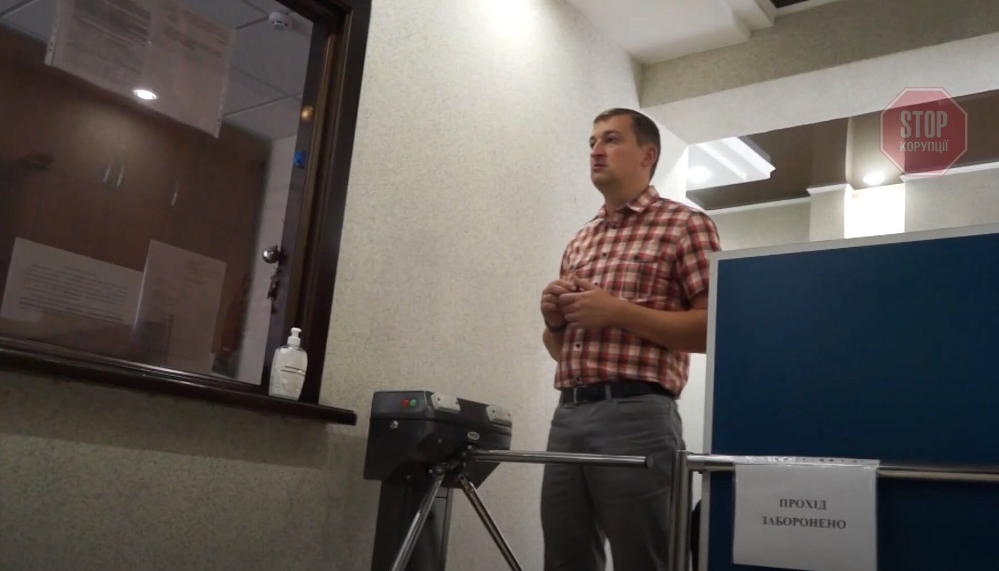  Юрій Карленко розмовляти з журналістами відмовився Фото: СтопКор