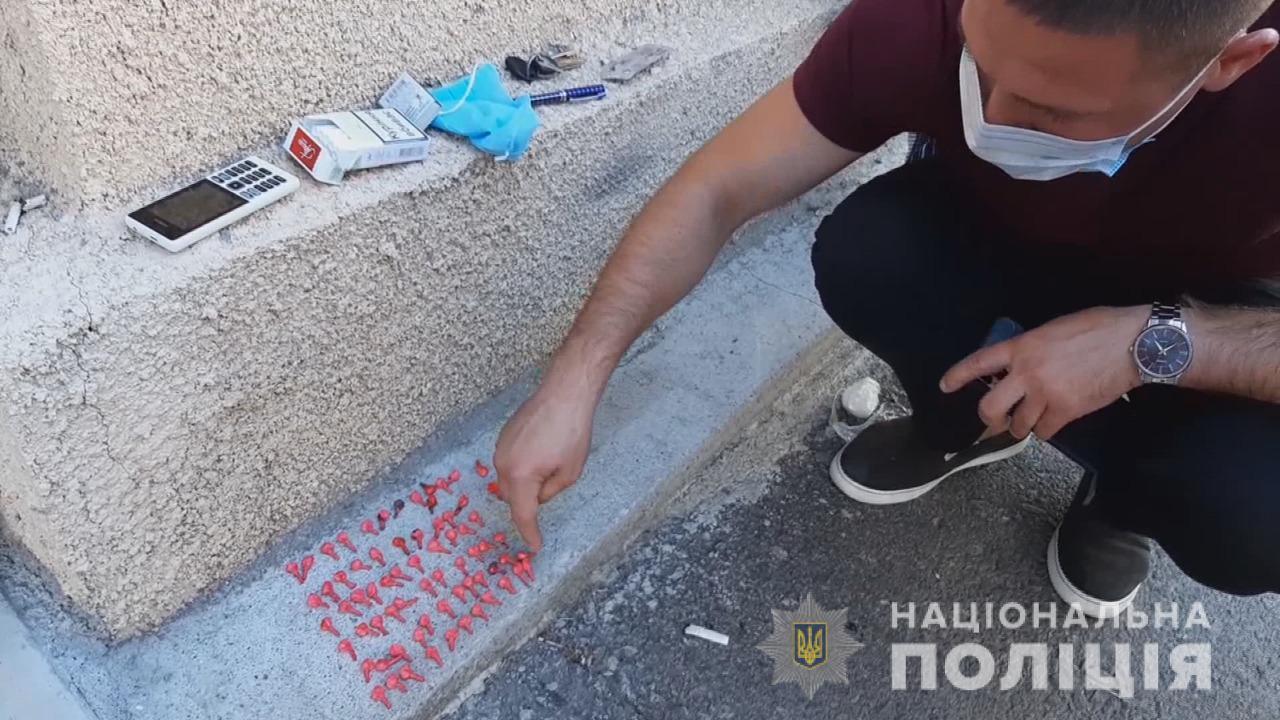 У центрі Одеси правоохоронці на «гарячому» затримали збувачку наркотичних засобів