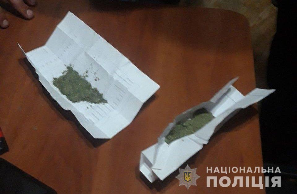 Правоохоронці притягують до відповідальності двох жителів Березівського району за незаконний збут наркотиків