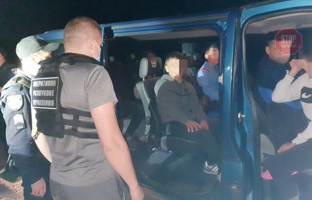 На Закарпатті зупинили іномарку з нелегалами (фото)