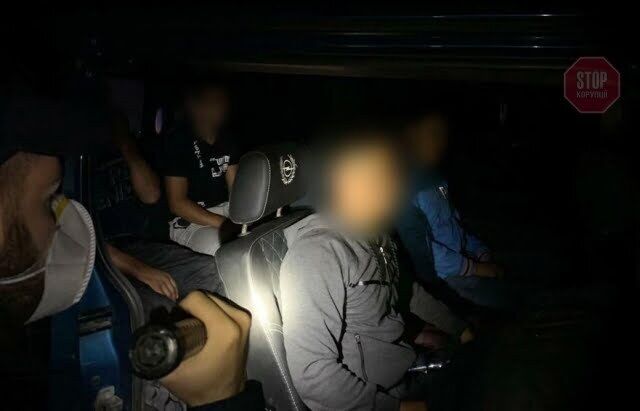 На Закарпатті зупинили іномарку з нелегалами (фото)