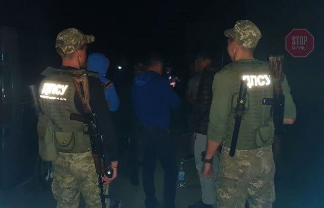 На Закарпатті зупинили іномарку з нелегалами (фото)