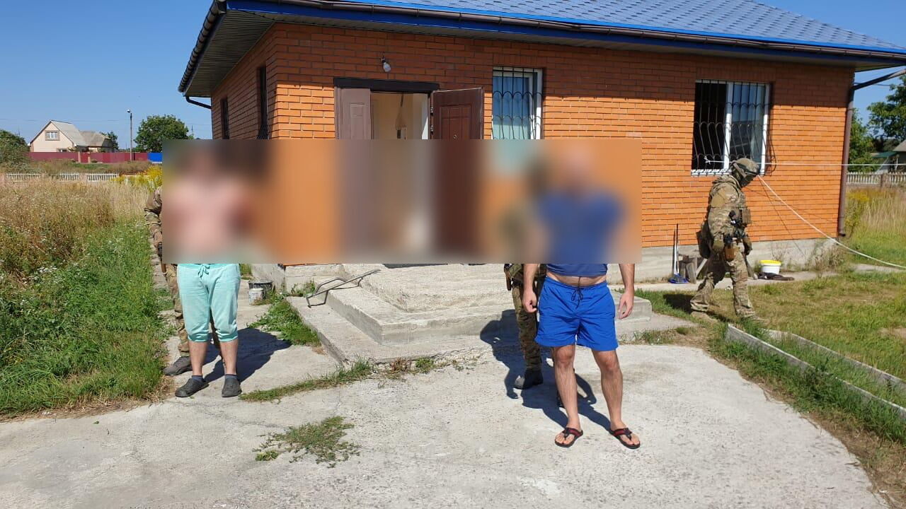 Правоохоронці Сумщини припинили діяльність нарколабораторії,  де виготовляли психотропи для продажу в РФ (ФОТО)