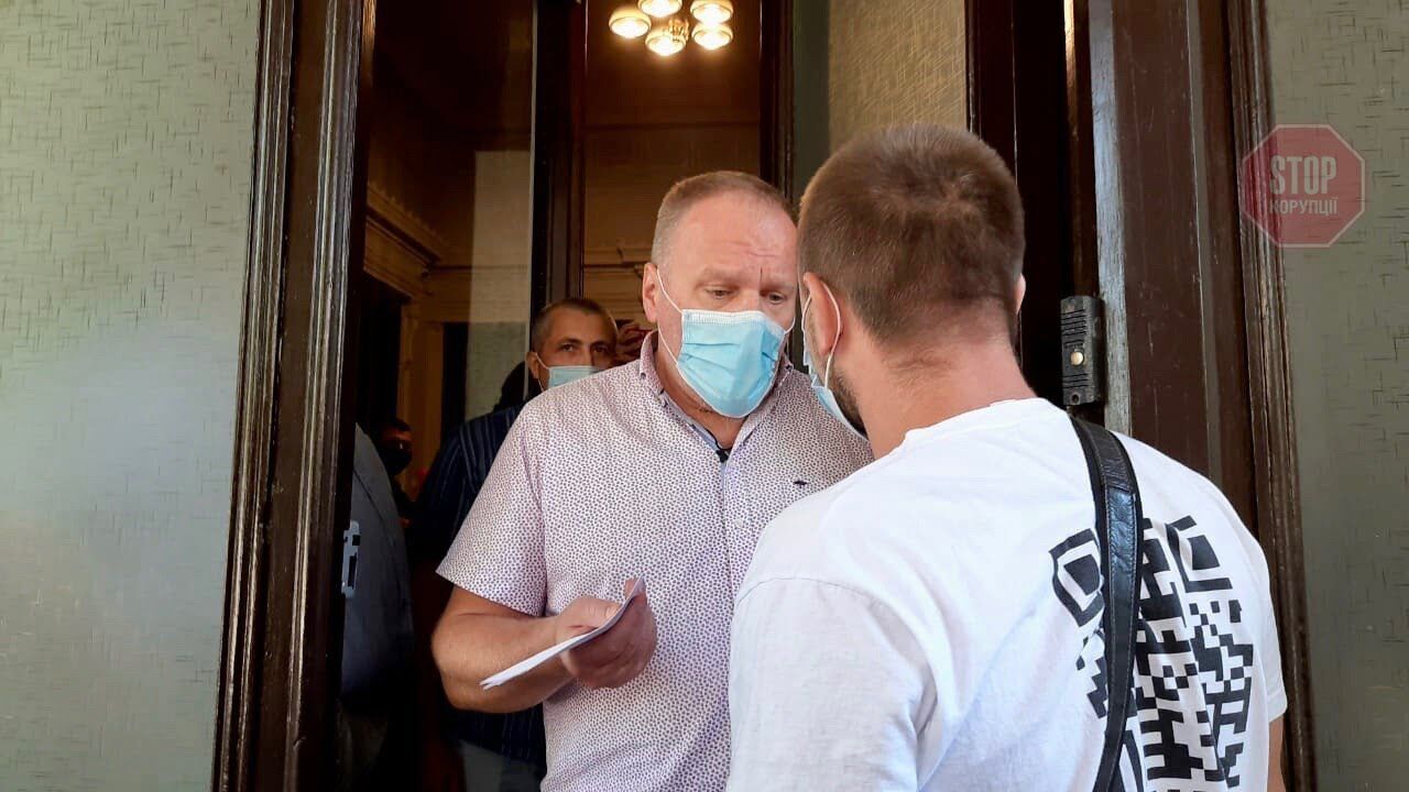  Невідомий чоловік боронив дорогу активістам Фото: СтопКор