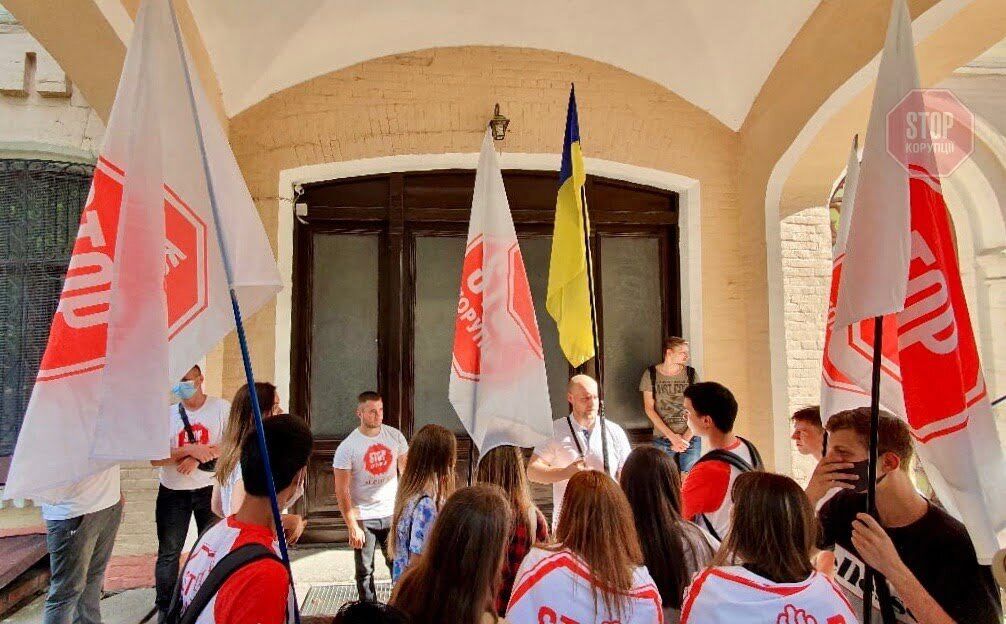  Громадськість та медійників не пустили в приміщення Фото: СтопКор