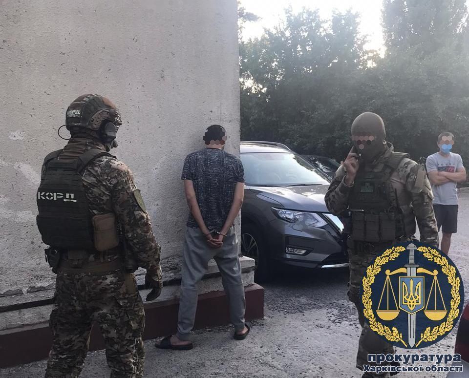 Вимагання 100 тис доларів США з погрозами вбивства: на Харківщині групі осіб повідомлено про підозру