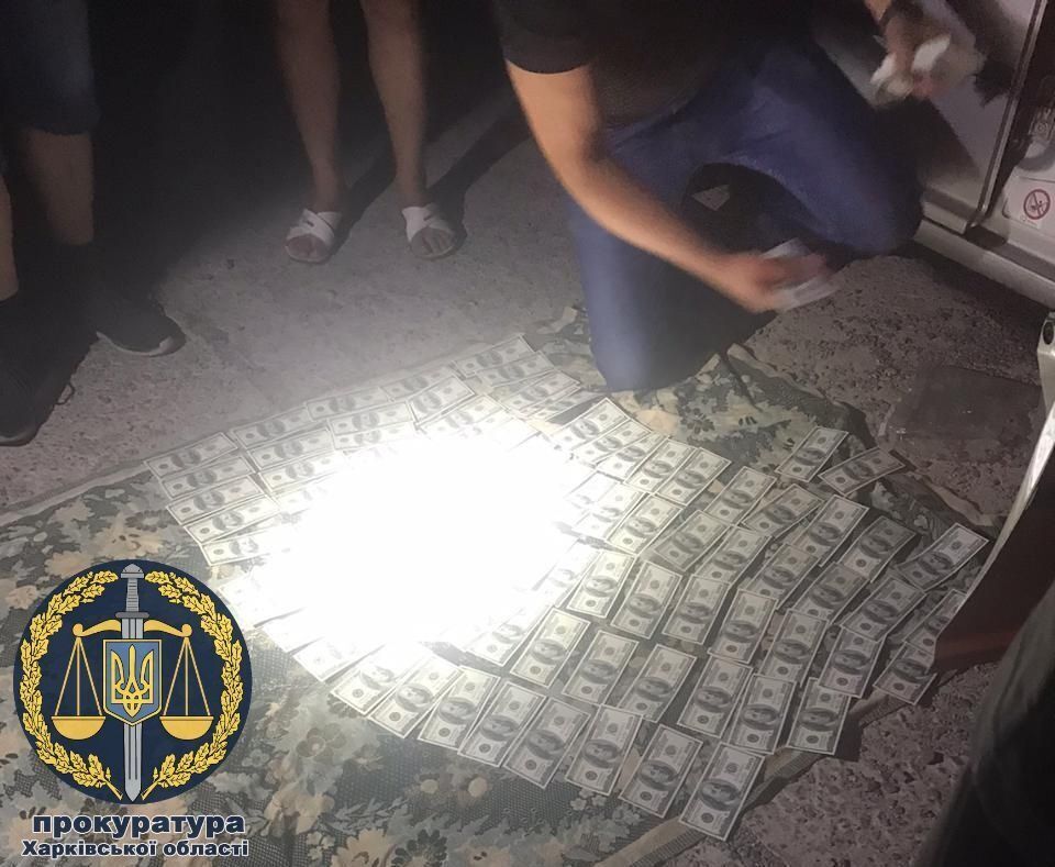 Вимагання 100 тис доларів США з погрозами вбивства: на Харківщині групі осіб повідомлено про підозру