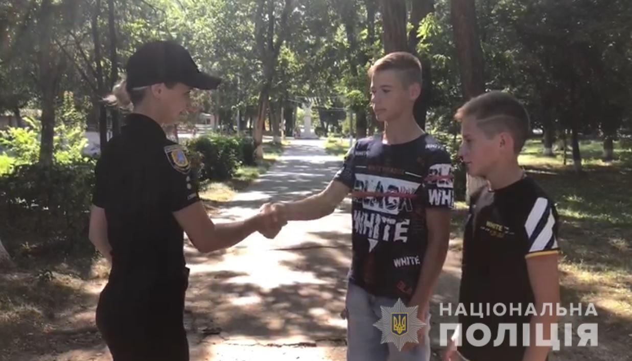 Поліцейські відзначили подарунками двох юних жителів Ананьївського району, які допомогли їм розшукати безвісти зниклого хворого хлопчика