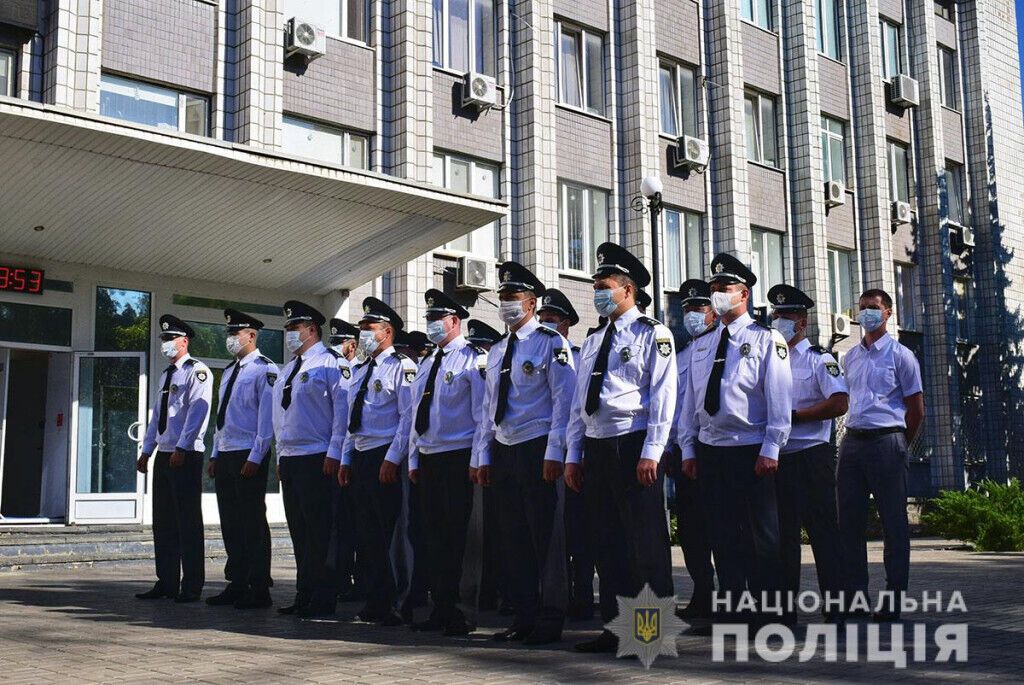 Поліцейські Донеччини урочисто підняли Державний прапор України