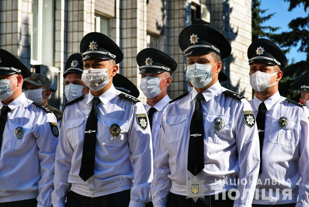 Поліцейські Донеччини урочисто підняли Державний прапор України