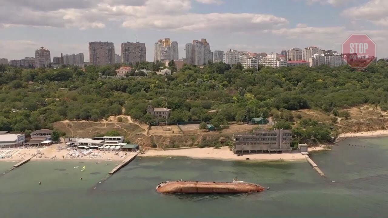  Затонулий танкер «Delfi» біля одеського пляжу «Дельфін». Фото: «СтопКор»